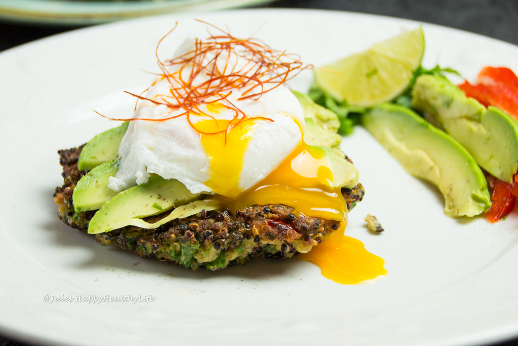 Zum Frühstück - Quinoa Grünkohl Fritters mit pochiertem Ei und Avocado 