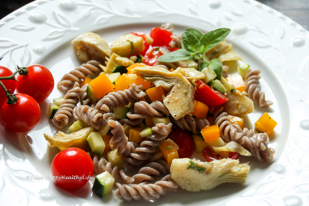 Schnelles Sommergericht für ein Picknick - veganer, glutenfreier Italienischer Pasta Salat mit Artischocken