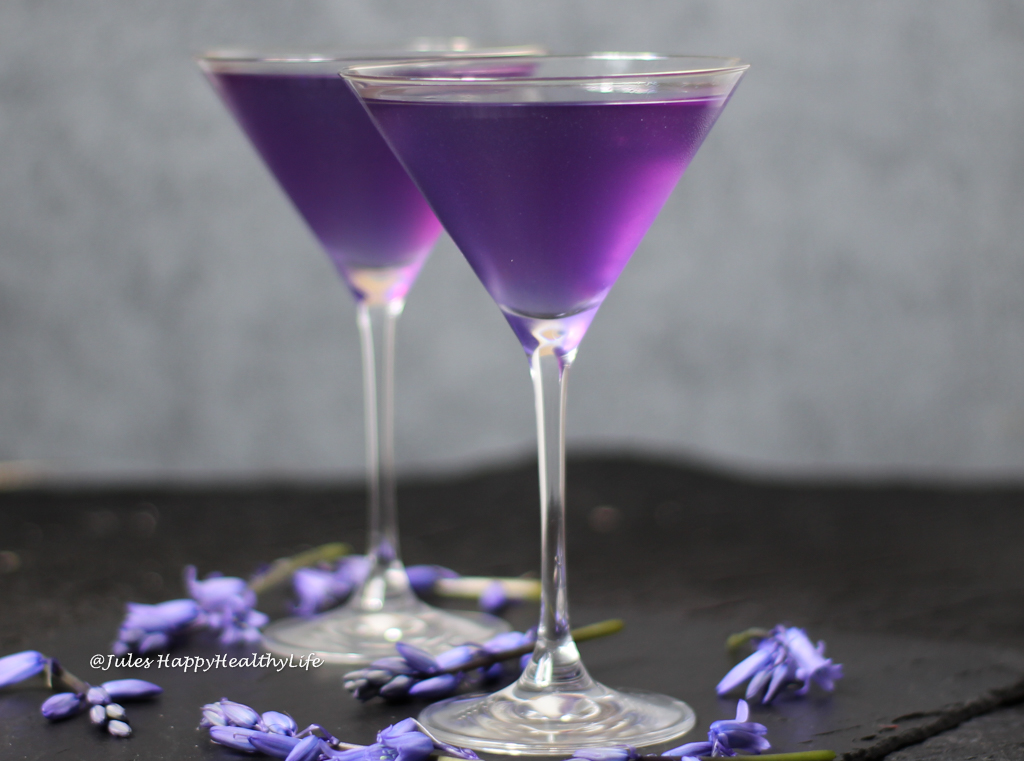 Natürliche Lebensmittelfarbe Butterfly Pea Flower im Lavendel Vodka Cocktail