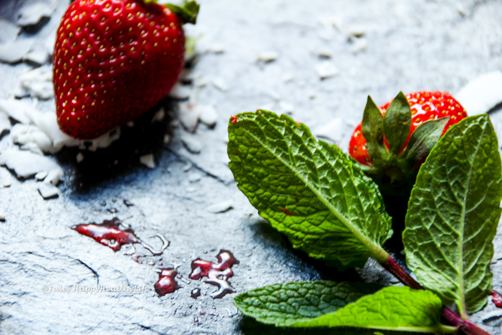 Eiscreme kann auch gesund sein - Veganes Erdbeereis am Stiel mit Minze