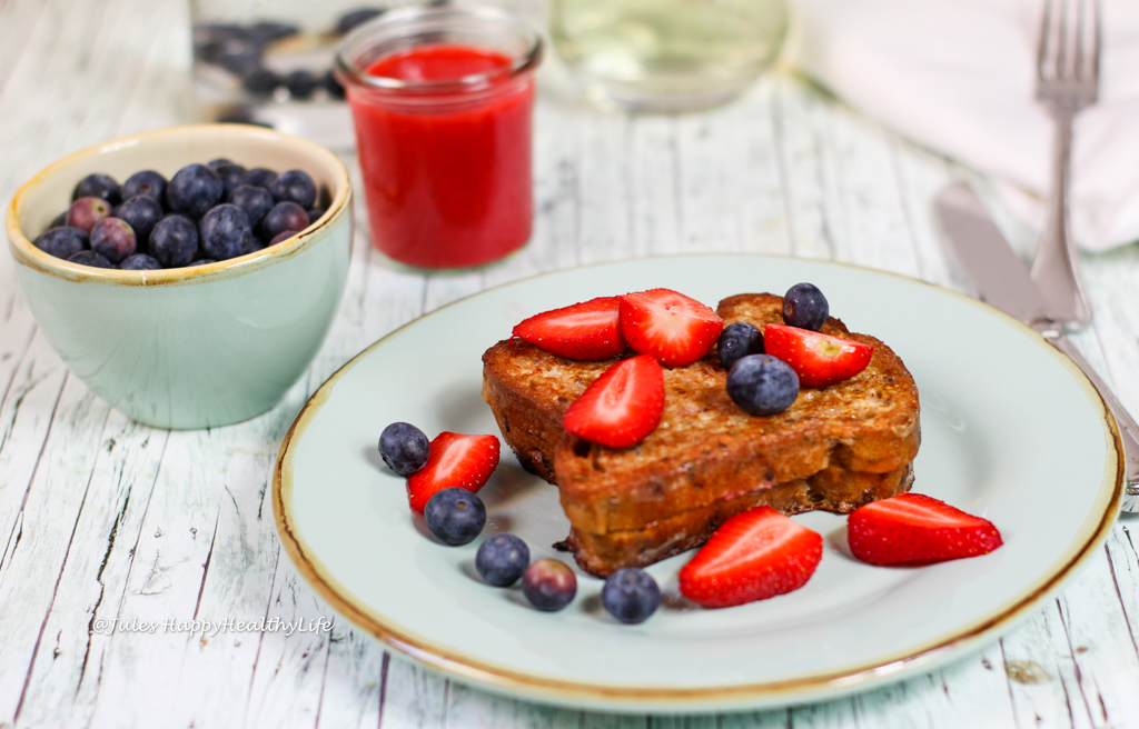 Glutenfreier French Toast mit Erdbeerfüllung vegan