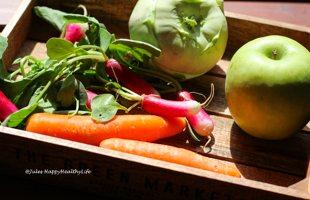 Frisches Gemüse wie Karotten, Radieschen und Kohlrabi für den veganen Kohlrabi Coleslaw